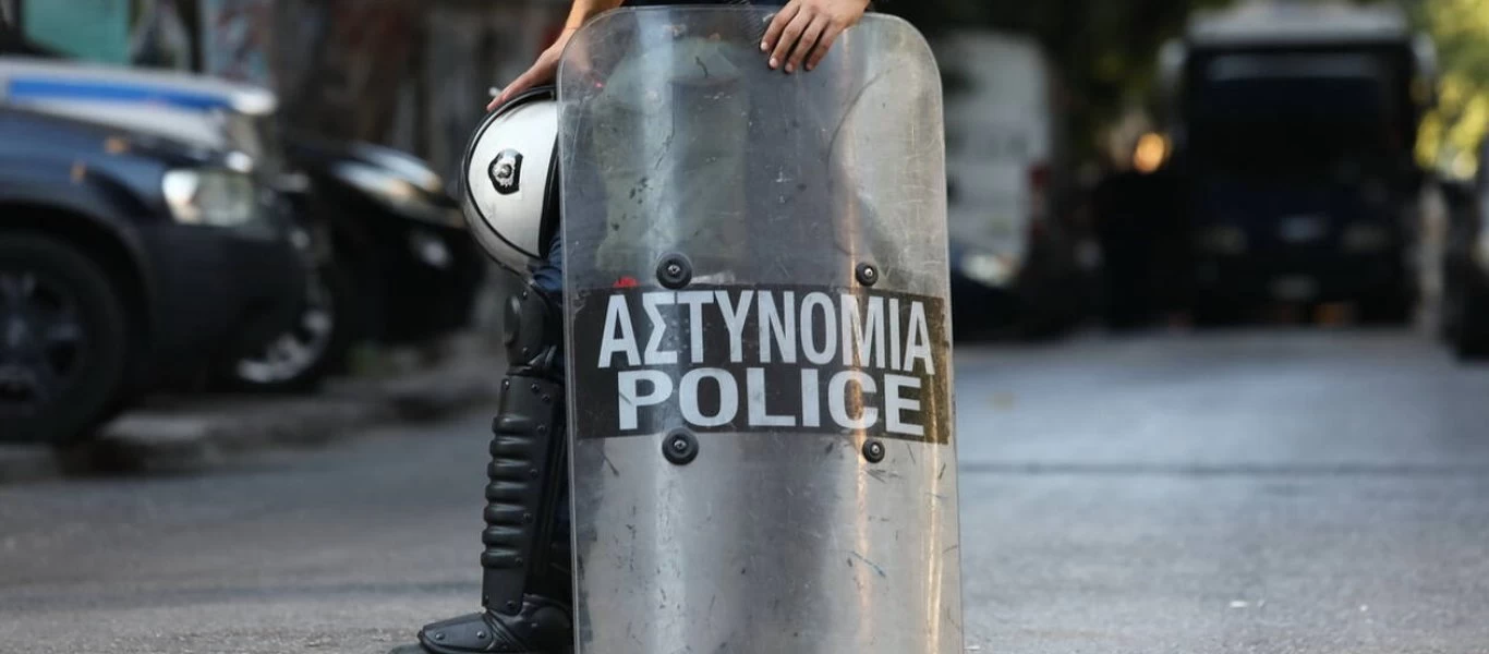 Η ΕΛ.ΑΣ «καθαρίζει» το κέντρο της Αθήνας: Επιχείρηση σε υπό κατάληψη κτήριο στην πλατεία Βάθης (βίντεο-φωτο) (upd)